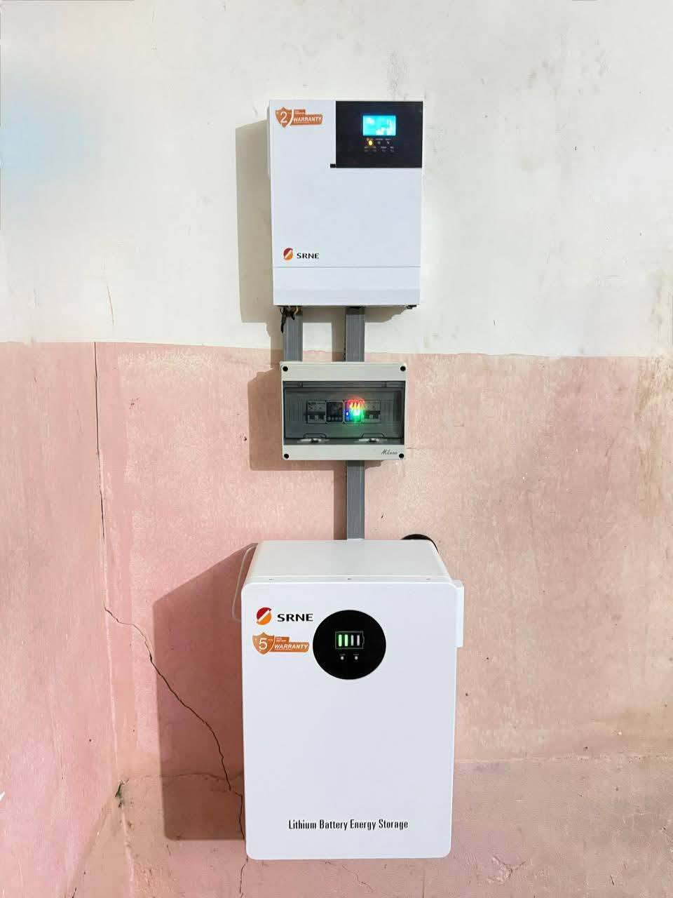 تم بعون الله تجهيز وتنصيب منظومة طاقة شمسية متكاملة للأخ منتظر الشمري واسط 
الحفرية ☀️⚡

المنظومة بقدرة 8 أمبير ليلي نهاري لتوفير طاقة مستقرة طوال اليوم.

🔹 مكونات المنظومة:
 • بطارية SRNE بسعة 7KW
 • انفيرتر SRNE بقدرة 3.6KW
 • عدد 4 ألواح LONGI بقدرة 620 واط للوح الواحد

تم تنفيذ العمل بدقة واحترافية عالية لضمان أفضل أداء وكفاءة للمنظومة 
ونسعى دائماً لاختيار أفضل المواد لضمان عمر أطول وأداء أقوى للطاقة الشمسية.

للاستفسار والحجز لا تترددوا بالتواصل معنا 📞
*الطاقة الشمسية… استثمار ذكي لمستقبل أفض للتواصل 
م مهند الشمري *********** موقعنا في واسط قضاء العزيزية
