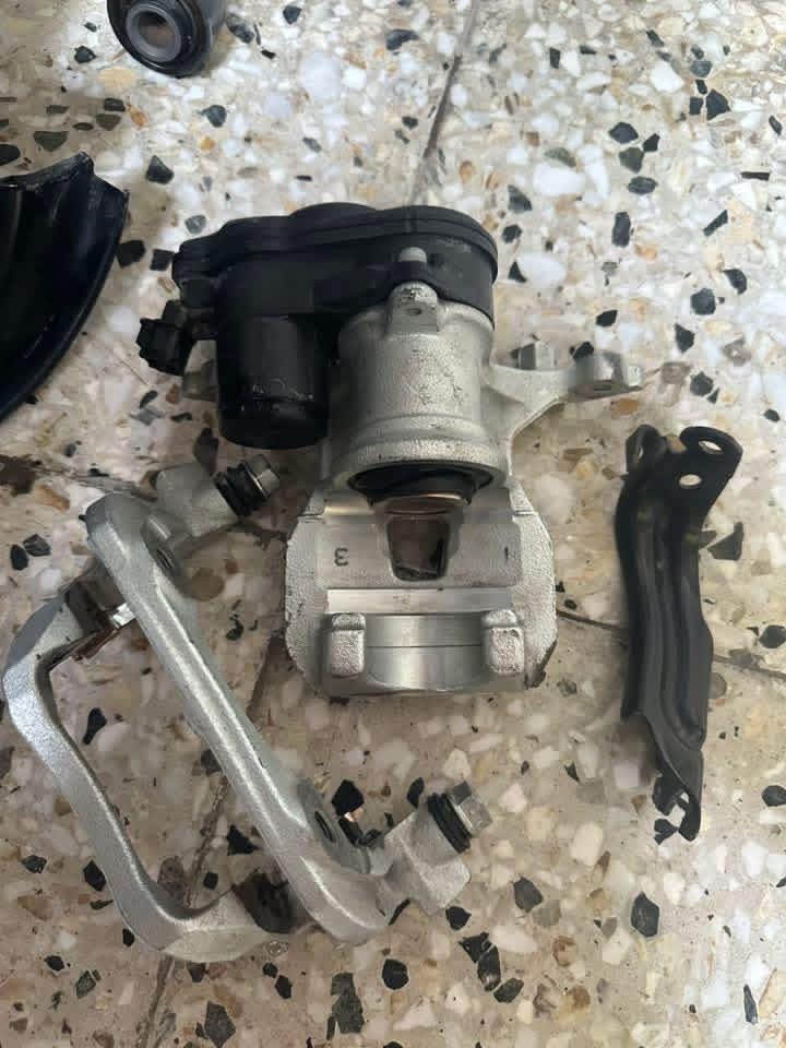 السلام عليكم غراض صدر بريوس 2024/2023
دبل خلفي اصلي تفصيخ بعدة جديد 

فج بريك وضاغطه  اصلية 

كلهن اصليات للبيع ***********
