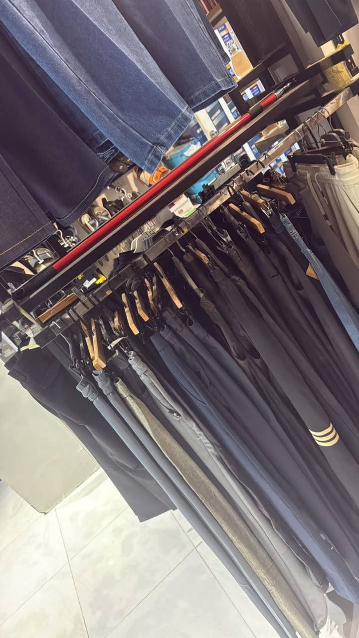 السلام عليكم
محل كامل بجميع اغراضه مثل 
مليكانات رجاليه عدد٤ 
تعاليك بديات وتراكات وبناطير 
ستاندات عدد٣ سراوين 
كرسي دوار جلد 
سكك
بواري 
ايي.ديكور كامل يخص التعاليك 
البضاعه المتوفره بالمحل 
بناطير جينز 
بجايم 
بديات شتائي وصيفي 
تراكات صيفي 
برمودات 
قماصل 
للبيع جميع القطع المتوفره داخل المحل بيعه كامله 

عنوان المحل: بغداد الشعله مدخل شارع ٦٠ ثالث عماره على اليسار متجر RSS 
رقم الهاتف:***********
