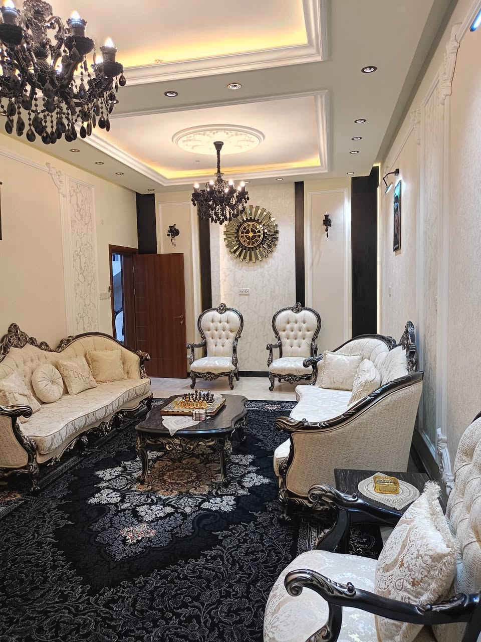 يعلن مكتب عقارات النورين عن وجود دار للبيع كوت الحجاج مساحة 250 متر طابقين يحتوي على 5 غرف نوم وصاله 2 وستقبال وهول وكراج مع مولده ينباع مع الاثاث بناء 2022 
تفاصيل اكثر مراجعه عقارات النورين او الاتصال ***********
عنوان المكتب الطويسه شارع السوق القديم مجاور معرض الرائد لسيراميك
