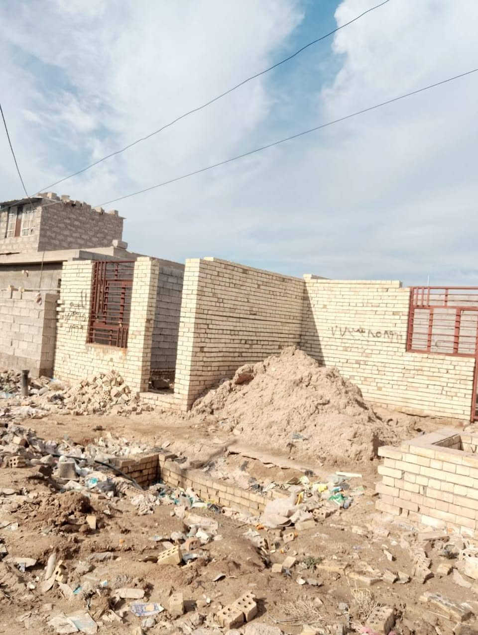 السلام عليكم هيكل ٢٠٠متر للبيع بل دوانم ب حي لحر لي يريد يتصل على الرقم ***********
