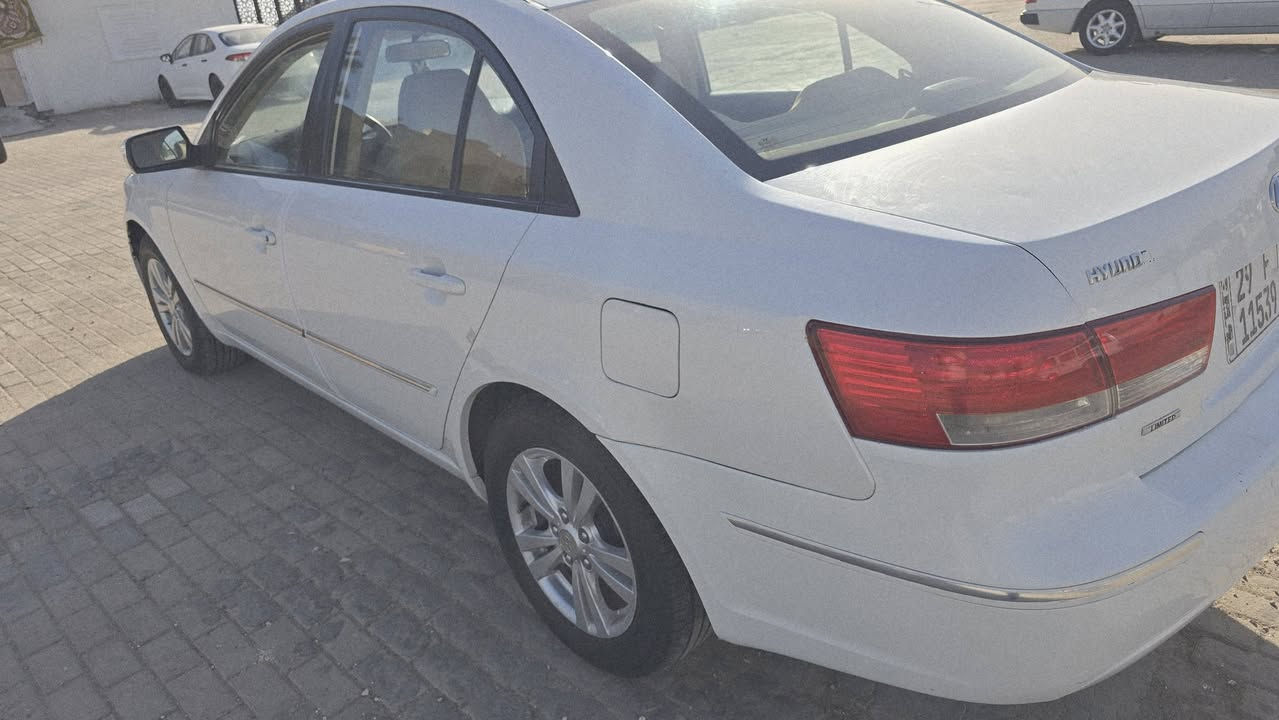 سلام عليكم سونتا ٢٠١٠ خلجية السيارة نضيفة بيها جاملك وباب صبغ كلير بدون دواخل شرط مكفولة 
مكينة وكير مكفولة مكينة ٢٤٠٠
مكان السيارة بغداد 
رقم الهاتف *********** 
السعر ١١٤ وبيها مجال
