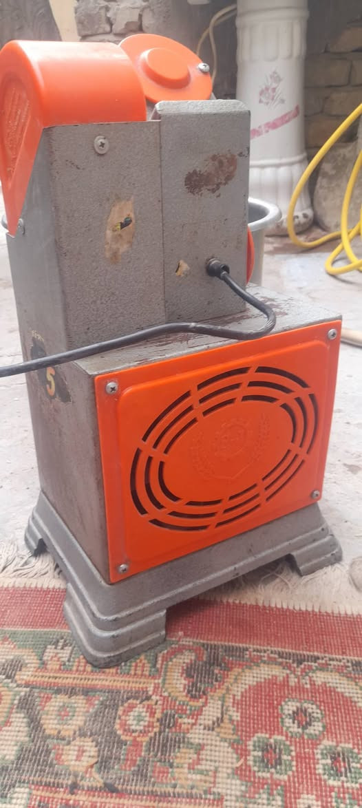 عجانه للبيع ايرانيه السعر ١٥٠ الف موبايل ***********
