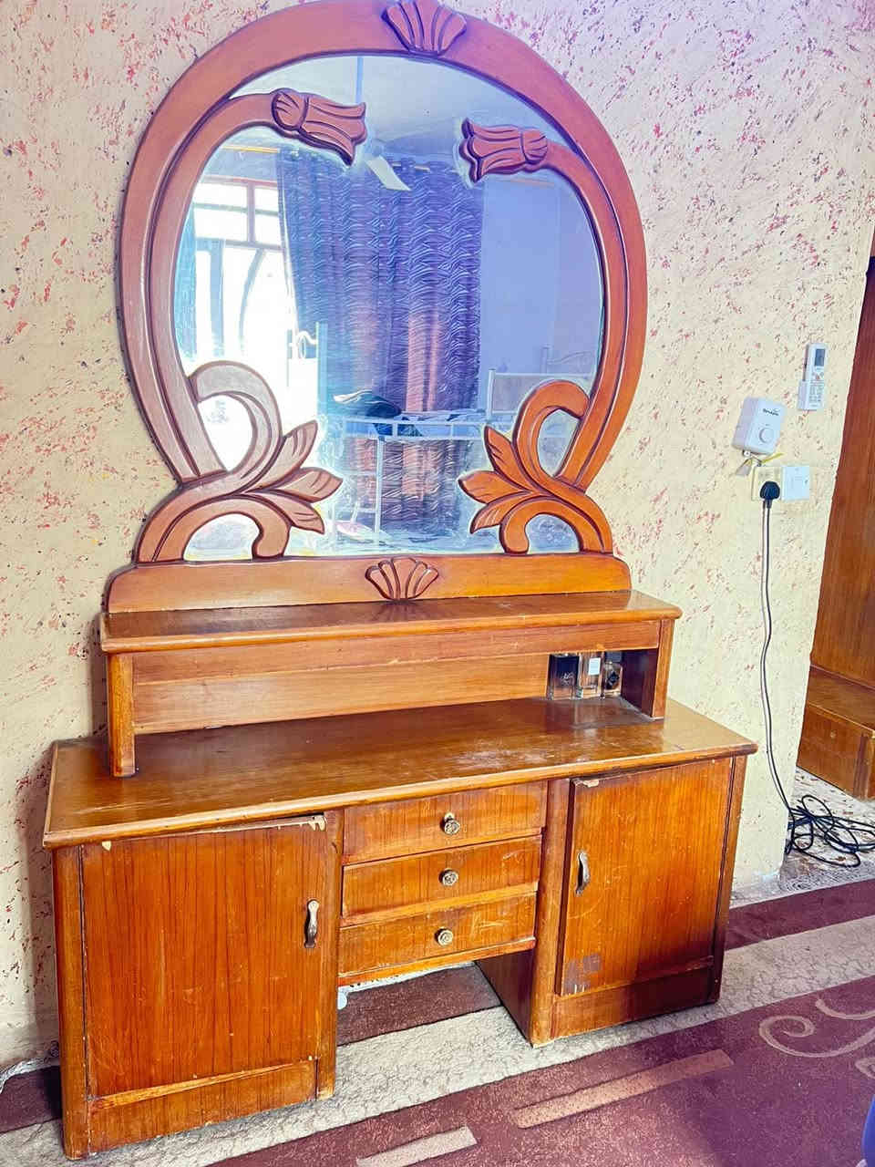 غرفة نوم داخل خارج صاج بيها نقص بس التاج مال  جربايه  العنوان بداية الخطيب الزراعي قرب معمل الغاز. للأستفار *********** متواجد واتساب السعر ٥٠٠ الف مع مجال للشراي
