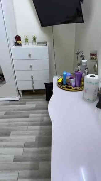 السلام عليكم 
غرفة اخشاب موصى بالنشر 
للفائدة غرفة تركية درجة اولى 
انعرضة هاي الغرفة وصعدت ترن 
لان جانت الوحيدة في دخولهة العراق 
وماكو اختهة  نضام بيبان سلايت سجة تجدح 
الانارة شغالة 
مستعملة جداً نظيفة ما بيها زلغ ولا شخط 
فقط على باب الزوج تفيدة لان كلش جديدة وبيهة مجال المكان القاهرة 
*********** متواجد واساب
@الجميع بغداد
