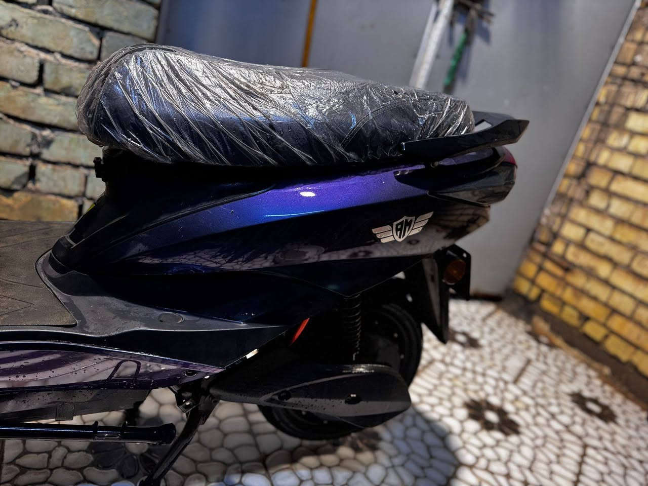 سلام عليكم
دراجة شحن سكنس جديدة بمعنى الكلمة استعمال قليل 
مواصفات سرعة70حقيقي وتمشي60كيلو بلشحنة الوحدة وبيه 3سرعات ونضامRونضام Pوبيه مانع انزلاق ولايت عالي وناصي ودبل اشارة ويمنة ويسرة وملف2500و72V
دراجة نقصة بس 3بطاريات نضربن عندي لن حطيتة فترة طويلة ع الشحن الدراجة رايدة ب 800وبية مجال لتواصل موجود خاص او على الرقم ***********
