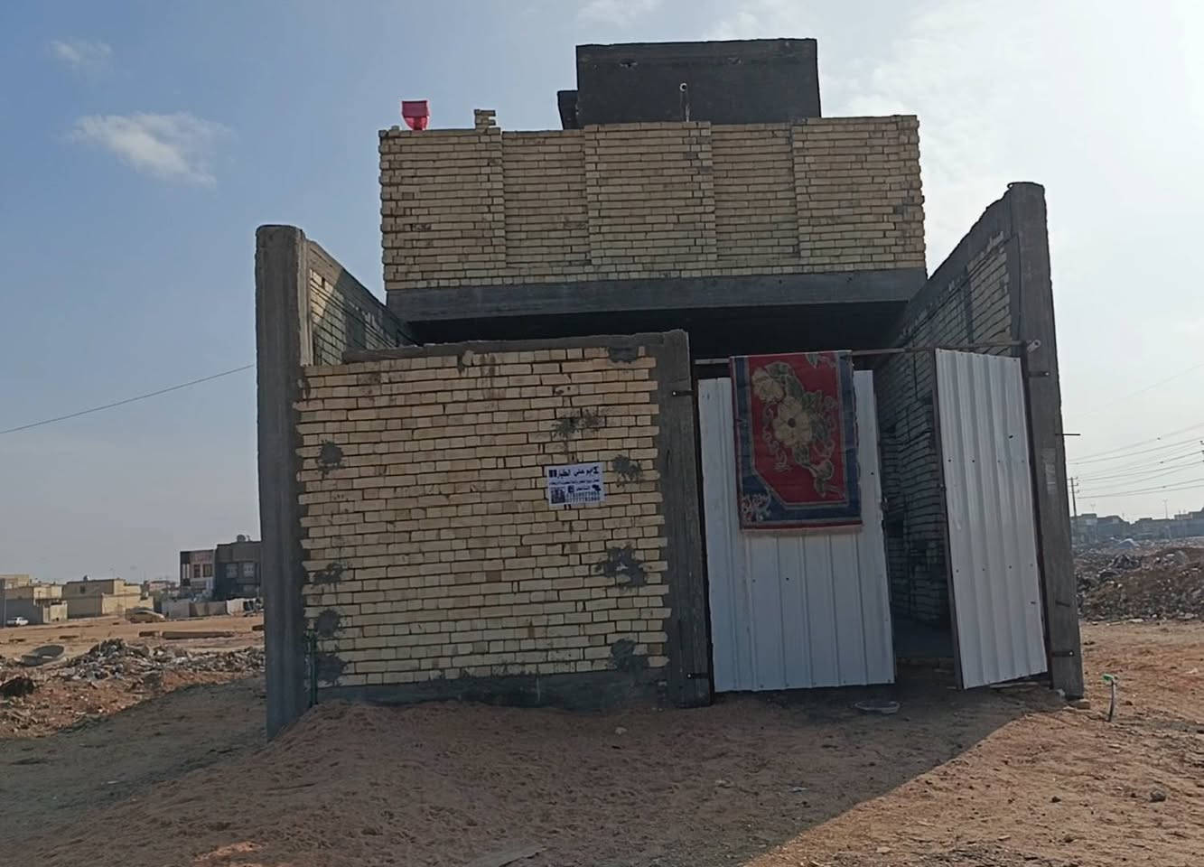 السلام عليكم  بيت للبيع  سعر الكلي 118مطلوب اسكان41 تطلوعتة 77 (مساحته 125) (الواجهيه 6٫25) (نزال 20متر )طابقين بي نواقص بل 34 ع شارع 20 مقابيل ساحه (رقم الدار435)خلف مستشفى التركي مقابيل الواحات العتبة للستفسار اتصال ع الرقم *********** غير متواجد ع الفيس
