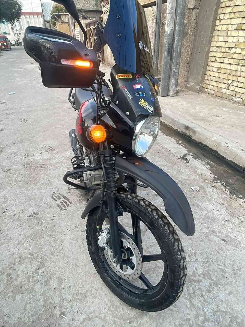 السلام عليكم

بوكسر  جبلي 2022

   5  كير 

تايرات جديد 

باتري جديد 

كابريتر جديد والاصلي موجود عندي 

المكينه بيها خيط تبخير خفيف كلش 

كهربائيات كلها شغاله 

اوراقها ضايعه اكفلها من السرقه ومن كلشي 

السعر مليون وبيها مجال بسيط 

مكان بغداد الدوره 

الرقم ***********
