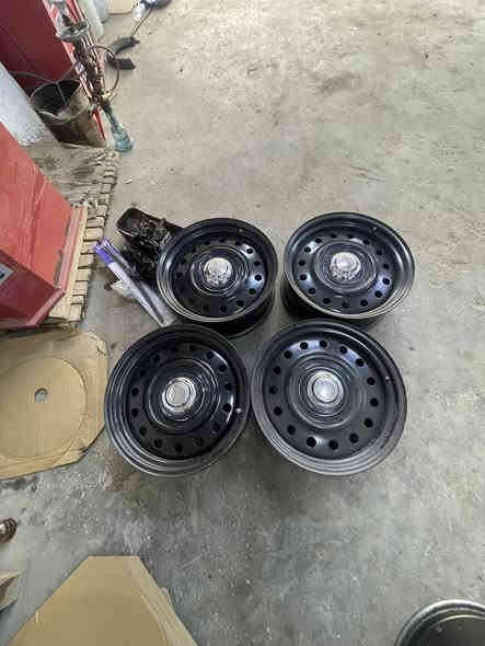 السلام عليكم 

ويل بوليسي طوس وستدات فور ويل تو ويل 
نظافه اخو الجديد السعر ٣٥٠ وبيهن مجال 
مكاني ديوانيه 
***********
