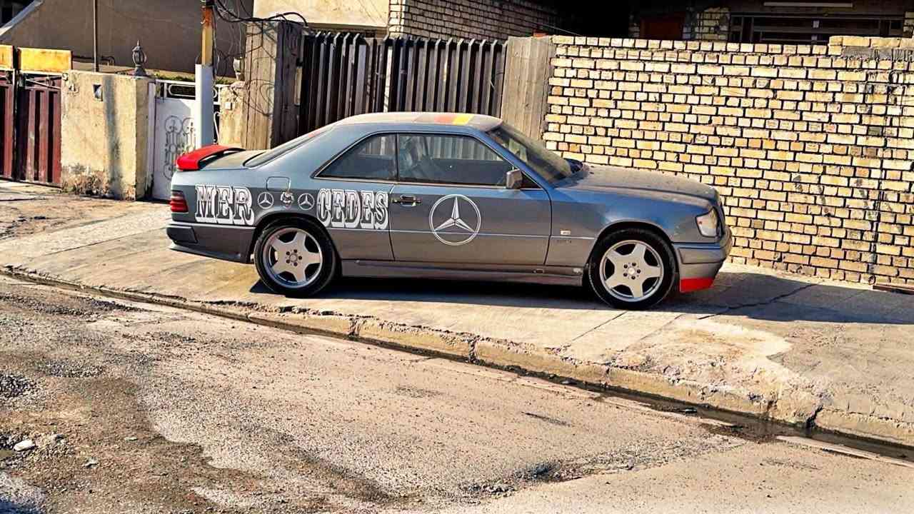 سلام عليكم..
دب كوبيه محرك 300 CE موديل 1987 

محرك جديد كير جديد 

ويل AMG

صالنصات رياضيه بلاديهAMG 

للبيع بـ70 وبيهه مجال 

هذا رقمي ***********
