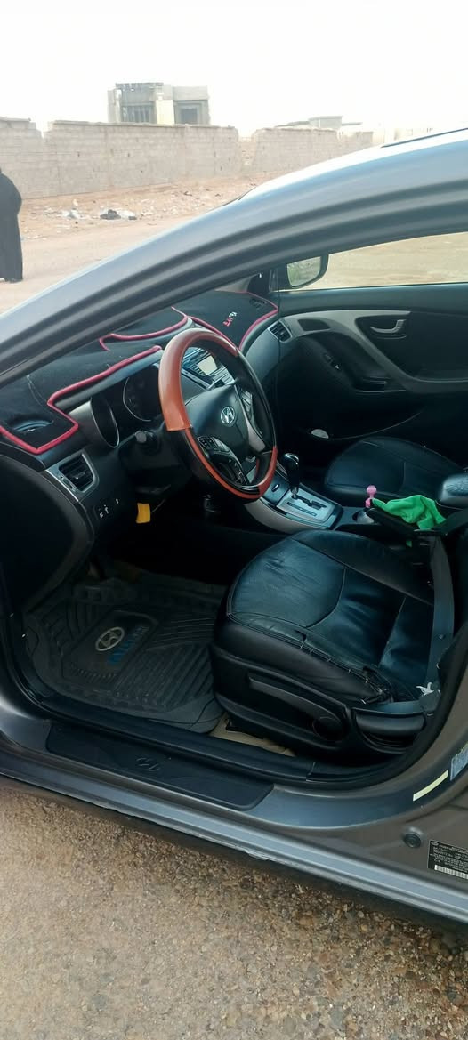 السلام عليكم 
النترا 2012 فول مواصفات 
بيها ثلاث قطع صبغ بدون دواخل 
مراوس 
***********
