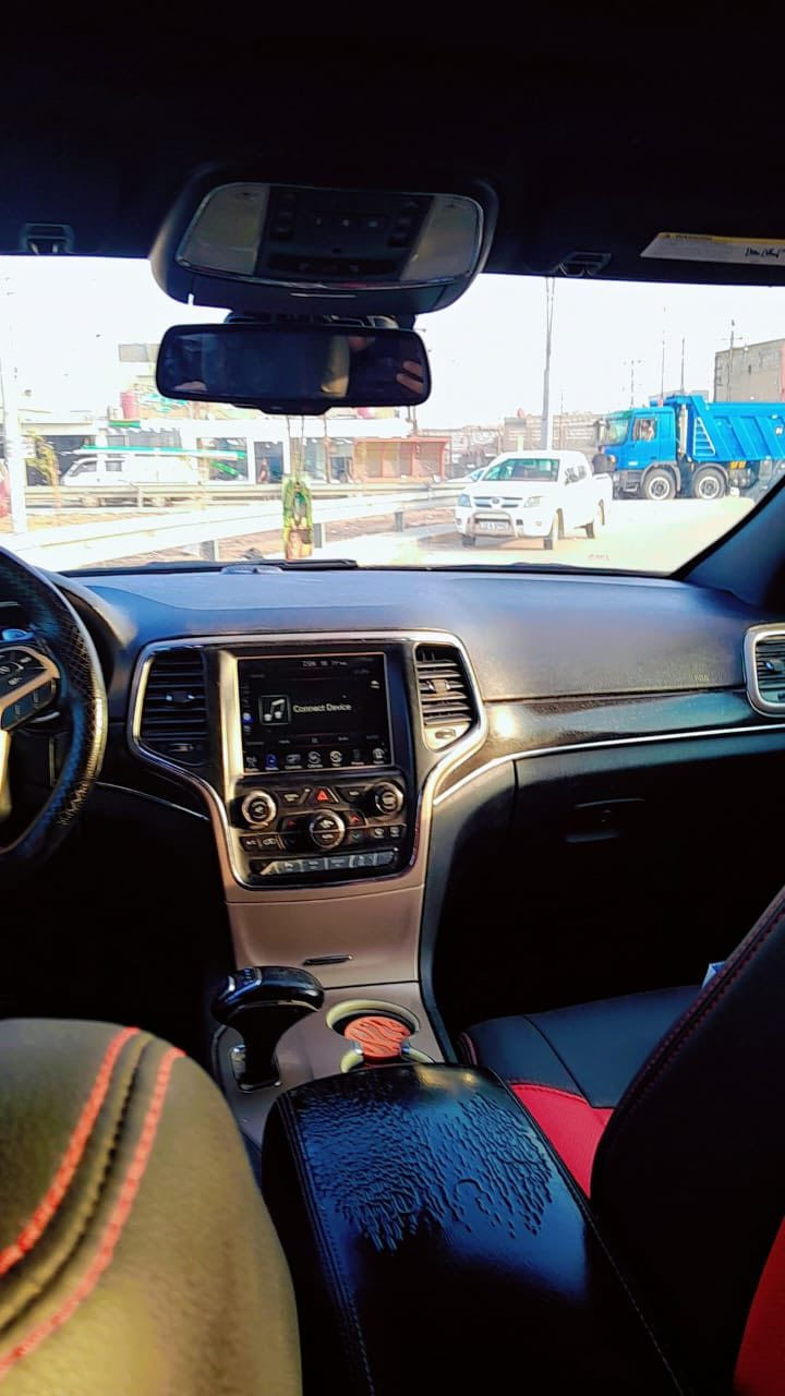 السلام عليكم 

جيب شيروكي اسود فول مواصفات لمتدد موديل 2015 
رقم بصرة  بيهه جاملق الايسر والبنيد بامريكا وهنا بالعراق صار حادث بيها بالجاملق الايمن وتبدل مع الدعاميه
حدادية تايرات كهربائيات باتري زينون كله جاهز سيارة نظيفه جدا 
السعر 180 
السياره بالبصرة 

‭0772 785 6444‬
