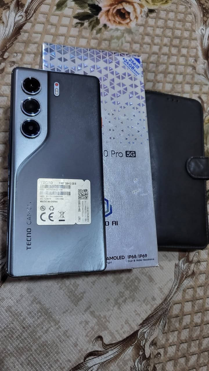 السلام عليكم للبيع جهاز تكنو كامون ٤٠ برو جهاز غني عن التعريف ذاكرته ٢٥٦ رام ١٢ +١٢  جهاز اخو الجديد مستعمل شي قليل كارتونه غراضه كامله   سعره ٢٧٠ للستفسار ***********
