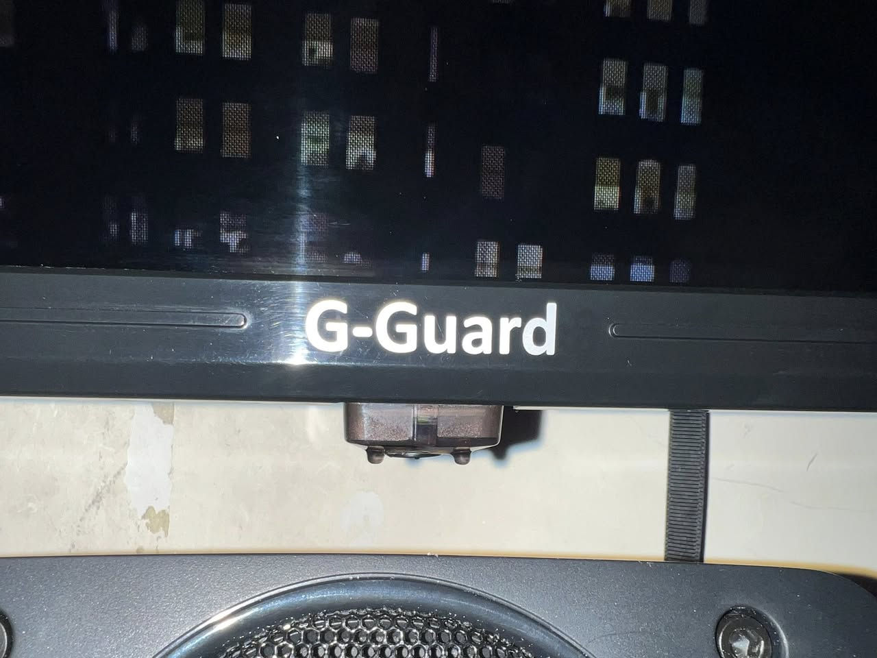 هذه صورة لملصق معلومات تقنية خلف تلفزيون من نوع G-Guard. حجم 58
العلامة التجارية والموديل: تلفزيون G-Guard، موديل GG-58 SUA Discovery.
مكان الصنع: الأردن.
المواصفات الكهربائية: يعمل بجهد كهربائي 100-240 فولت بتردد 50/60 هرتز، واستهلاك طاقة 150 واط.
الميزات التقنية: يدعم تقنيات HDMI، وDolby Audio، وDTS.
ترجمة النص الأساسي
G-Guard
رقم الموديل: GG-58 SUA Discovery
صنع في الأردن
جهد الشبكة: 100-240 فولت تيار متردد ~ 50/60 هرتز 150 واط.
تحذير: جهد عالي خطير بالداخل.
تنبيه: لا تقم بإزالة الغطاء. لا توجد أجزاء يمكن للمستخدم صيانتها بالداخل. قم بإحالة الصيانة إلى موظفي الخدمة المؤهلين فقط.
HDMI
Dolby Audio
dts


**إذا كنت صاحب هذا الإعلان وتريد حذفه لأي سبب، رجاءا أرسل رسالة إلى الدعم الفني**