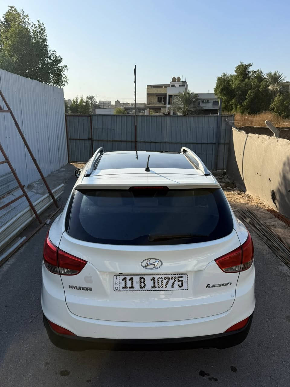 السلام عليكم 
توسان 2011 رقم بغداد 
بيها مكانات بارد وصبغ جزء بالباب الخلفي عكس السايق فقط
السياره بأسمي السعر 134 وبيها مجال بسيط
مكاني بغداد الدوره للاتصال ***********
