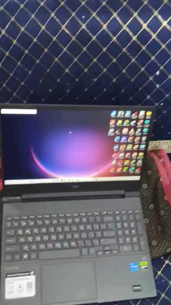 السلام عليكم
لابتوب الكيمنك من Hp victus 15الحديث 

لابتوب نضافه جدا عاليه بدون خلل استخدام قليل بكارتونته 

ياتي بمواصفات

شاشه حجم 15.6 انش بمعدل تحديث 144Hz  داينمك بشاشه خامه LED الوان نقيه

معالج من انتل

Core i5-13TH GEN H / 5.20GHZ BOOSTED

من الجيل الثالث عشر خارق فئه H للاداء الثقيل

كرت الشاشه المنفصل احترافي من 

NVIDIA RTX 4050-6GB FULL WATT DLSS4.5 + frame generation 

رامات سعه 16GB نوع DDR5 قابل للتطوير

هارد 512NVME قابل للاضافه 

صوت ستيريو محيطي 

بطاريه تستمر  ٣-٤ ساعات عمل وحسب

بي حساب ستيم بي مجموعه كيمنك 

اكيد اللاب فول كيمنك احترافي لكافه الاستدخدامات

السعر 880 

المكان ديوانية
***********
