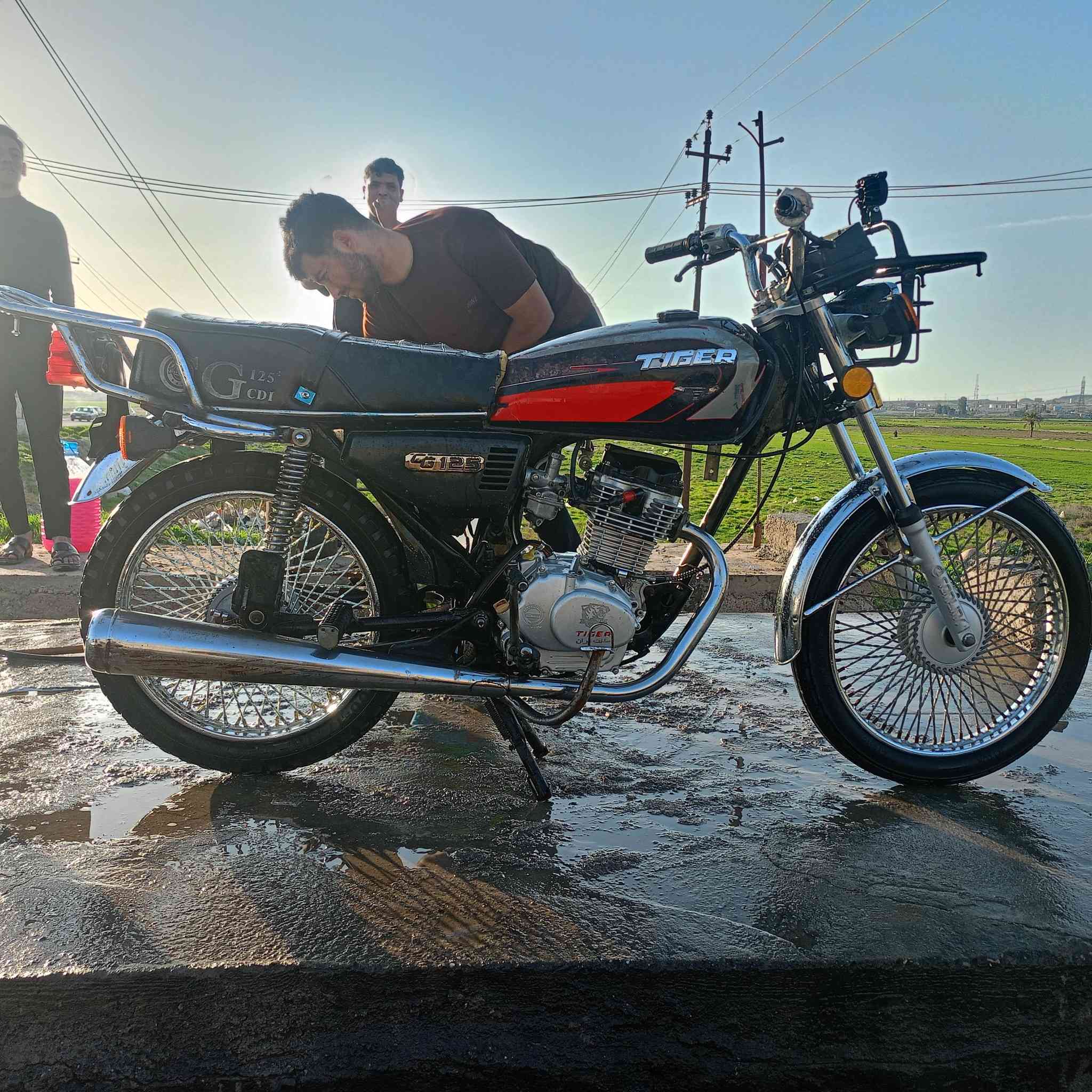 السلام عليكم تايكر  وزن ثقيل موديل  2020واير منيه كله شغاله سعر 300بي مجال شي قليل الستفسار علا رقم ***********
