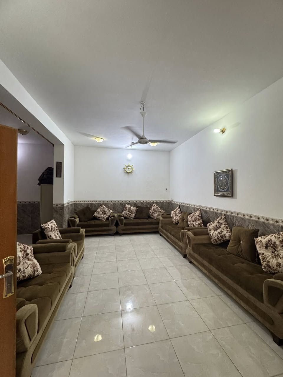 بيت للبيع مساحة 350 م  زراعي ارتفاعه ٣ ونص  بنائه  220  يحتوي على استقبال _هول _مطبخ _صاله _غرفتين_مجمع صحيات داخلية وخارجية  )  (العنوان.الحمزة العربي شارع المعاره  مقابيل مدرسه الحكمه )بيت جديد مرتب درجه اولى  مثل ماموضح بلصور  

السعر ٢٢٠ وبي مجال 

للاتصال والاستفسار 
***********
