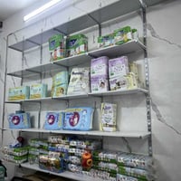 خمس رفوف للبيع مثل ما موضح بالصوره ولوح عارض مع ٣٠ هوك  الوح  على قسمي...