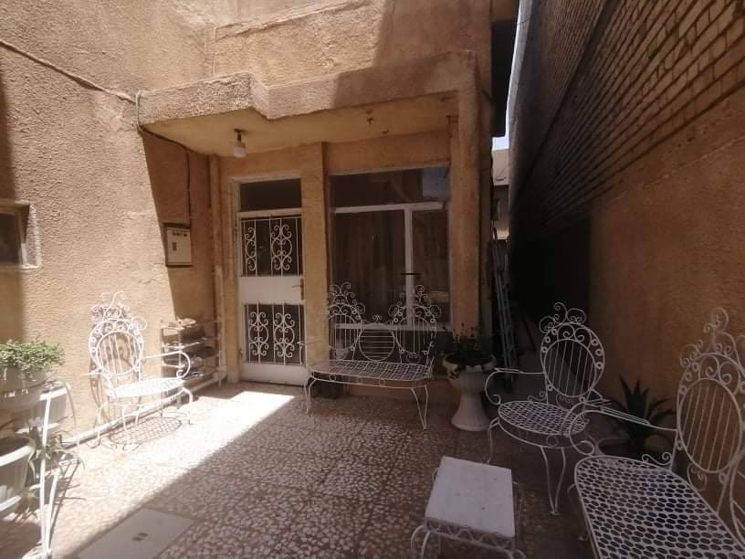 دار مع مشتملين للبيع مساحه مذكورة بالصور  الضباط حي القاهرة خلف حلويات عدنان الاتصال على الرقم غير متواجد بالفيس اتصل هاتفيا يوجد واتساب بالرقمين  ***********
***********
ابو مصطفى
