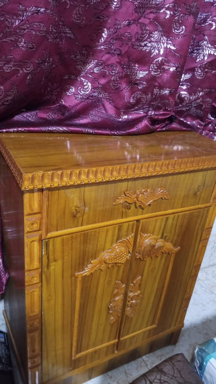 السلام عليكم 
غرفة نوم جديدة نظيفة 
سعر مليون ونص وبيها مجال قليل
استفسار للاتصال ***********
