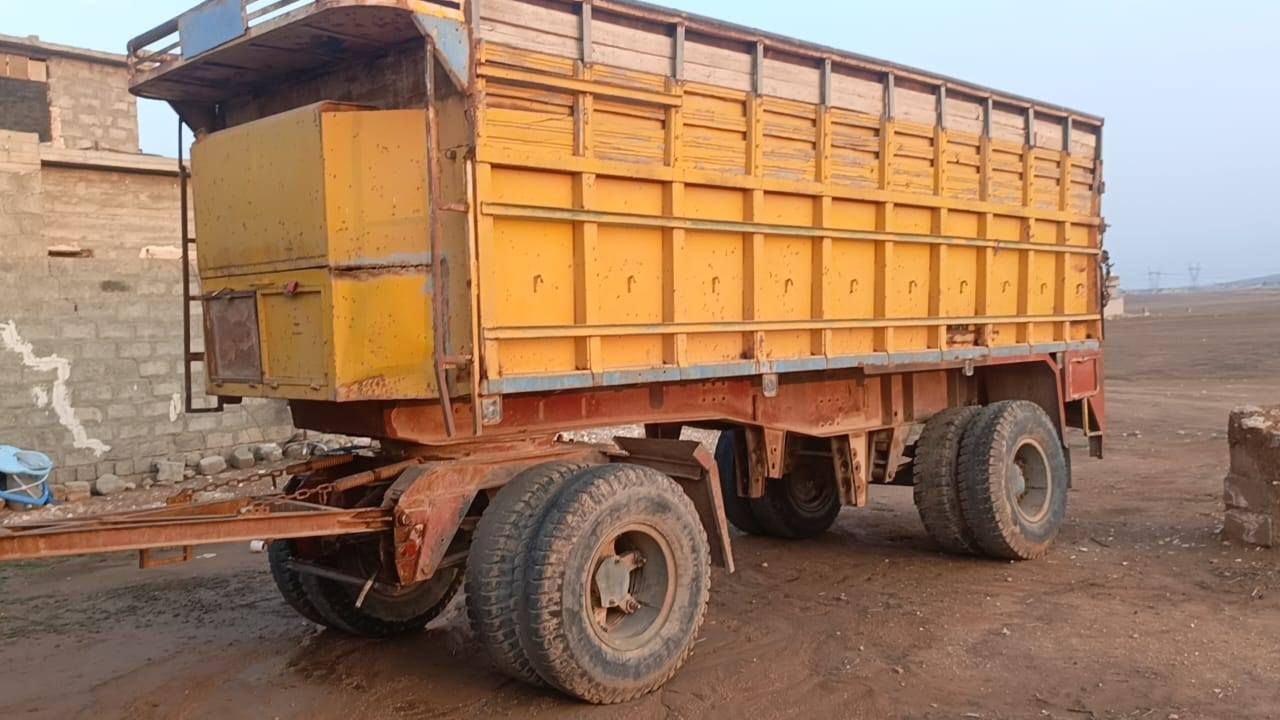 السلام عليكم عربانه للبيع طول 6وربع تايرات عشرين نص عمر السعر 6 ونص وبيها مجال *********** حج هادي
