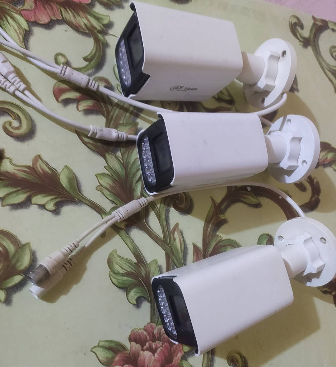 كامرات فلاش للبيع درجه اوله  ستخدام  قليل السعر ٥٠ وبيهن مجال  ***********
