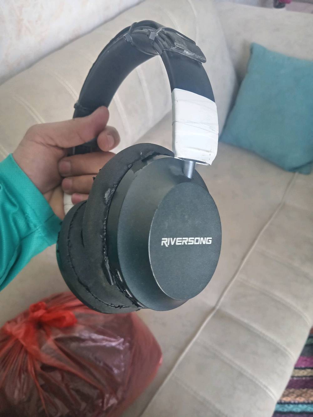 هيدفون لاسلكي الاصلي شغال ١٠٠ بالميه تشحنه ساعه يمشيك شهر كامل بيه عازل ضوضاء ومايك مشتريه ب٢٠٠ الف
السماوه ال٣٦
