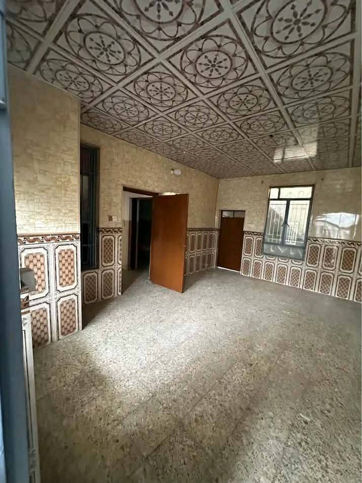 بيت الايجار مساحه ١١٠ في حي القادسيه ركن قرب فلكه المطار يتكون من غرفتين كبار وحده ٤&٦والثانيه ٤ونص في ٦ وستقبال ٤&٥ ومطبخ وصحيات 
الاستفسار
***********
