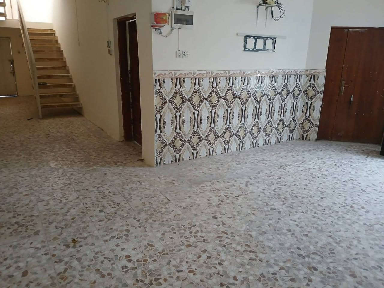 اسلام عليكم
دار للبيع 🏠
حي لأمين شارع التنانير 
ثاني فرع 
يبعد عن الشارع العام ١٠٠ متر 
مساحت البيت400 
حديقه ١٠٠ 
والبناء 300طابو زراعي 
انشمل بل تطويب
متوفر كافت الخدمات ماء مجاري كهرباء مولد
باقي التفاصيل 
اتصال: ***********ابو جعفر
اتصال:***********
مهند
