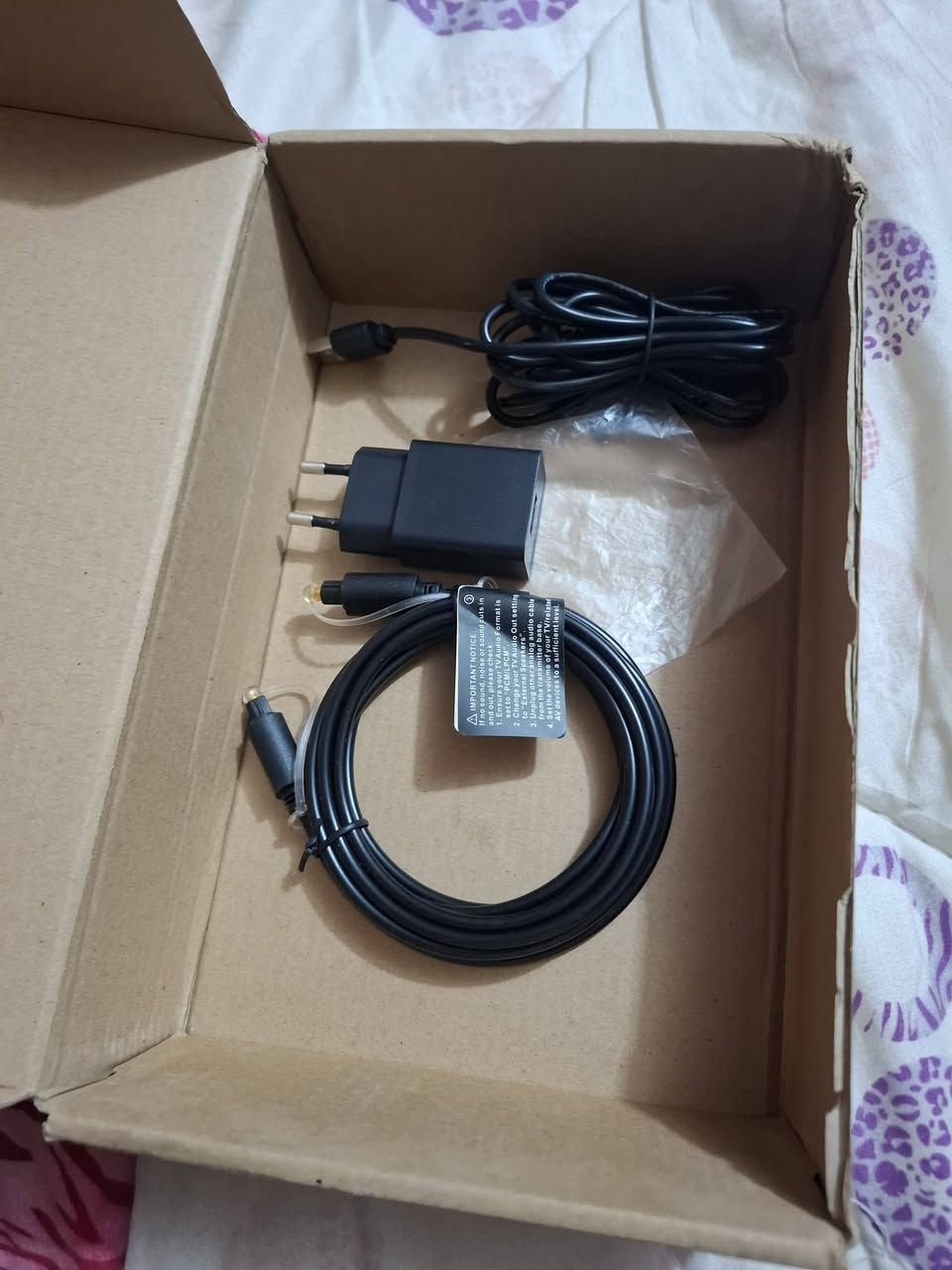 هذه سماعة رأس لاسلكية  من نوع SIMOLIO. 
التقنية: تستخدم تقنية 2.4 جيجاهرتز لنقل الصوت الرقمي اللاسلكي. 
المميزات: تتميز بخاصية توضيح الصوت وتقليل ضوضاء الخلفية، بالإضافة إلى تحكم تلقائي في الإشارة لتجنب الارتفاع المفاجئ في الصوت. 
الوظائف: تتيح التحكم في التوازن والنغمات، وتحتوي على زر للتبديل إلى وضع مضخم الصوت الشخصي. 
محتويات الحزمة: تتضمن بطارية ليثيوم أيون احتياطية وحجرة لشحن البطارية. 
 تستخد ضعيفي السمع تلقط صوت الناصي على بعد 30  متر 
سعر 45  الف


**إذا كنت صاحب هذا الإعلان وتريد حذفه لأي سبب، رجاءا أرسل رسالة إلى الدعم الفني**