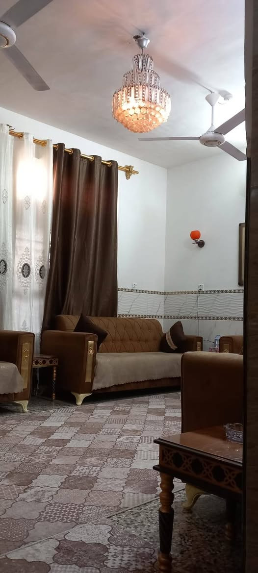 للبيع دار طابو ملك صرف بناء جديد 
90متر 8×11.25 ركن مربع طابقين 
#الطابق_الاول : استقبال+ صاله +مطبخ حار بارد+ صحيات +غرفة نوم 
#الطابق_الثاني : 2نوم +مخزن +صحيات +سطح 
الزعفرانية دور الشرطة الثانية مقابل محطة كهرباء قريب جداً من سدة الجنابيين شارع عريض 15 متر عل شارع الرئيسي مو الفرعي وقريب جداً على منطقة حي الامانة تقريباً مقابل مدخل الامانة من شارع 40 التبليط الاخير 
للأستفسار اكثر الاتصال على الرقم التالي *********** علي حامد 
مكتب المهيب للوساطة العقارية وأنجاز المعاملات
