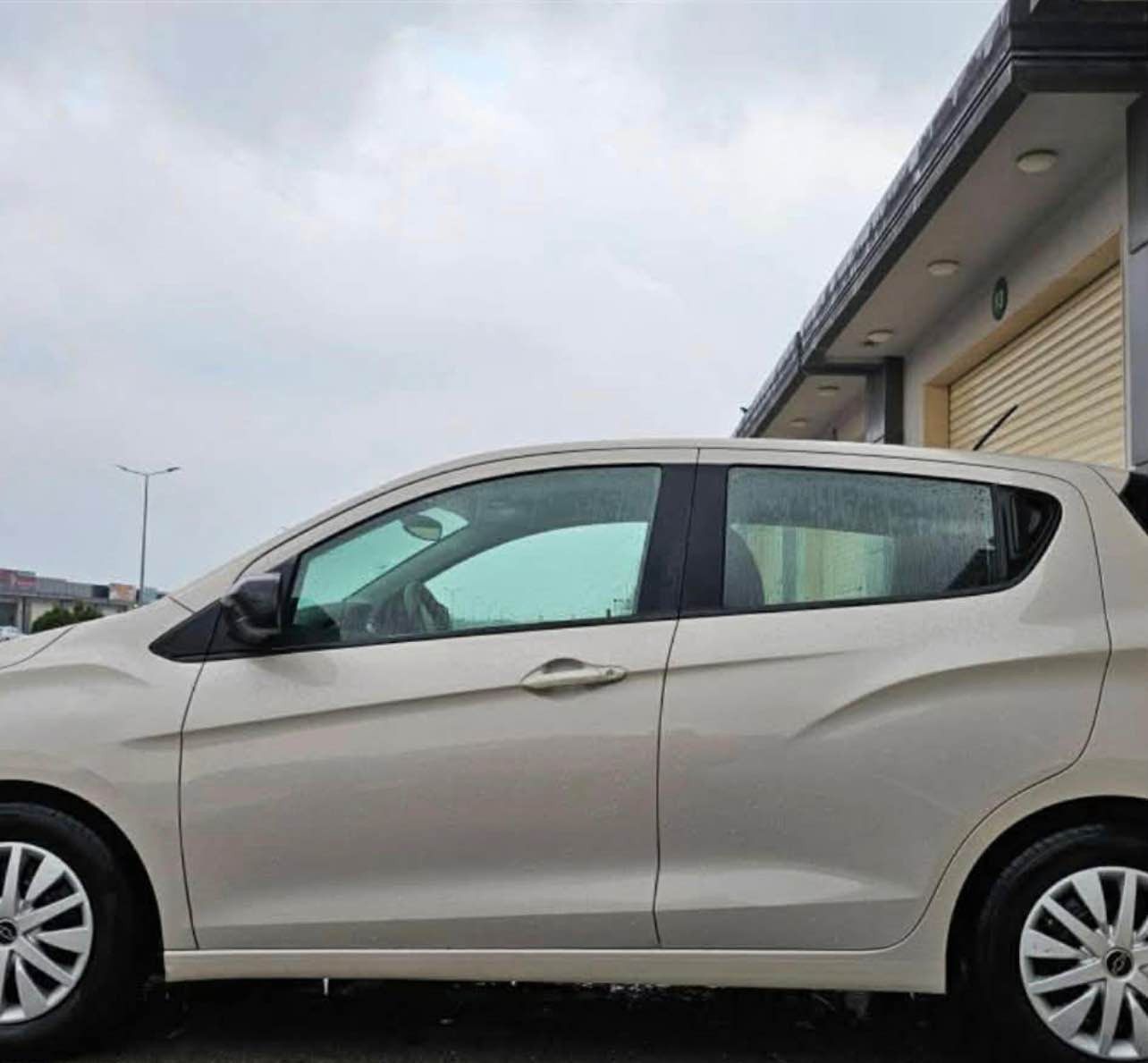 مۆدێل ٢٠٢١ ئەمەریکی .سەیارەکە گێڕ مەکینە و تەقە و ڕەقە بەشەر
٣ پارچە و نیوی هەیە 
سەنەوی تا ٢٠٢٨ نوێ و بە ناوی خۆمە
هەزەو بەڕادی نوێیە
شاشە کامیرەیە
٤ تایە و ویلی نوێی لەسەرە
٥١ هەزار رۆشتووە 
بۆ زانیاری زیاتر و نرخ پەیوەندی بکەن
*********** أربيل, العراق
