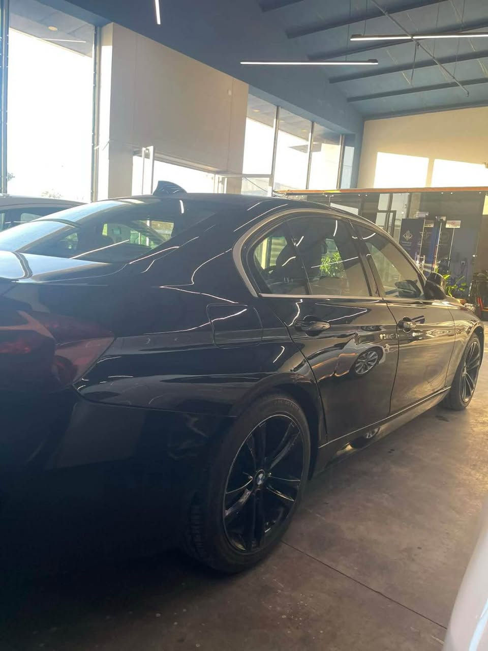 ⸻

🚘 للبيع: BMW 330i 2017 — معدّلة تعديل كامل (M Kit)

السيارة نظيفة وتكفيها نظرة 
البنيد والقمارة مغلف للحماية👌
مصروف عليها أكثر من 5,000$ تعديلات وصيانة ✅

التفاصيل:
▪️ موديل: 2017
▪️ اللون: أسود
▪️ العداد: 195 ألف كم
▪️ فول مواصفات
▪️ M Kit كامل
▪️ لايتات خلفية M CS
▪️ بطارية جديدة
▪️ دبلات جديدة
▪️ حدادية كاملة جديدة (أذرع، قطع، كلشي)
▪️ أدَامة كاملة للمحرك
▪️ سحب بارد

الحادث:
واردة أمريكا / كوبارت
الحادث بالجنطة الخلفية فقط
تم تبديل قبق الجنطقه فقط فقط فقط وبيها بارد بالجاملاغات االخلفيه ✅
لا تأثير على الشاصي ولا على المكينة

📍 الموقع: اربيل
💰 السعر: 19,000$ وبي مجال
📞 التواصل خاص أو اتصال ***********

السيارة جاهزة، تركب وتتوكل 👌 ما تحتاج شي نهائيًا أربيل, العراق
