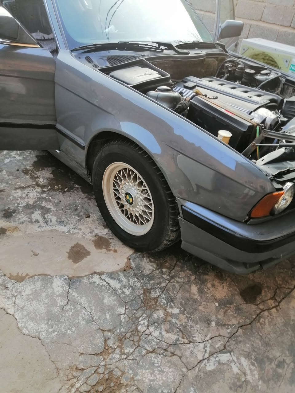 سلام عليكم بي ام 525 مسكر تك فانوس السيارة رقم كربلاء انكليزي بأسمي للـ2029 حدادية جديدة
السيارة بيه كور 
دواخله نظيفه عوزه بس بطانه باب خلفي 
كهربائيات كلها شغالة  جام كهرباء كشن كهرباء تبريد شغال شرط ثلج
 عوزه بس گور السعر 42وبيها مجال
مكان الكوت غير متواجد عالفيس
للاستفسار اتصال
 ***********
***********
