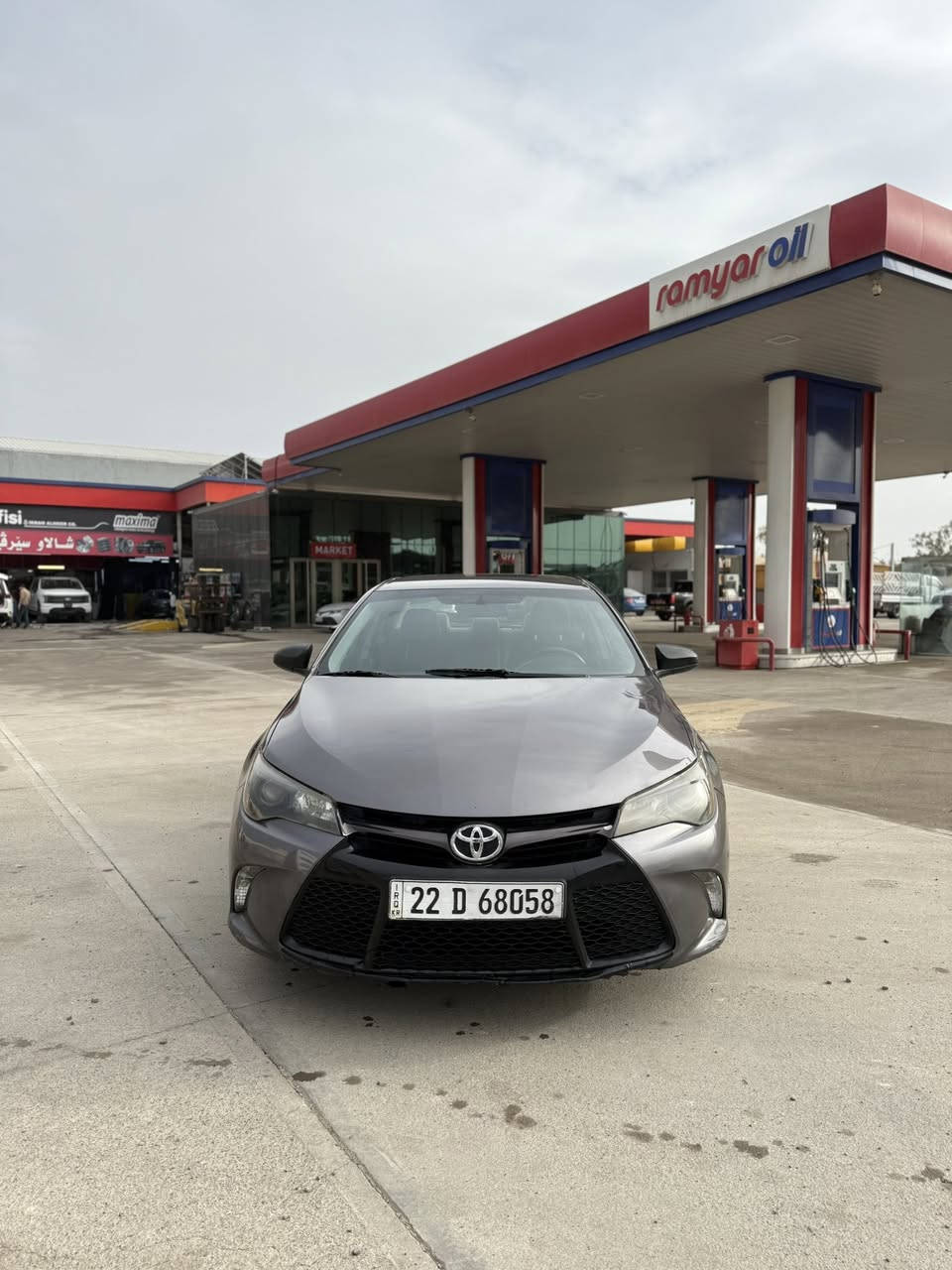 كامري وارد امريكي 2017.  SE بجم وخلف كبس بدون ايرباك
محرك 2500 تنفس طبيعي /4 سلندر 
الضرر / صفحه جهه السايق صبغ 
ماشي 95 الف مايل 
محرك كير مكفول بدون اي كلوب مشتغل بلدشبول صور ضرر مرفق بالصور 
السعر ١٤٠ مجال قليل
المواصفات SE /
كرسي السائق كهرباء . كراسي ربع جلد 
تحكمات كامله . كير بالستيرن .شاشه وكامرا 
ويل كب اصلي .
سنويه ورقم جديد لغايه ٢٠٢٩ 
تحويل وكاله جاهز. 
مكان السياره اربيل 
***********. واتس واتصال
