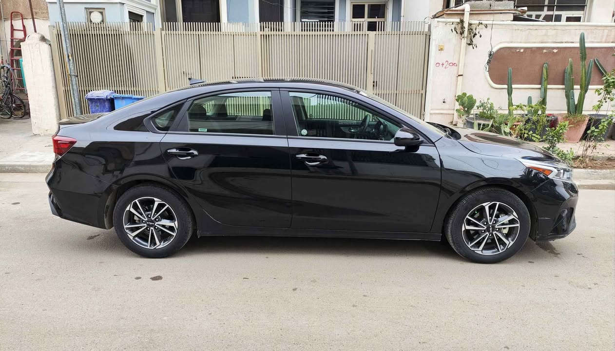 السلام عليكم كيا فورتي موديل 2024 لون اسود رقم بغداد الدولي الجديد بأسمي السياره اني مستوردها ومرقمها على ايدي صور حادثها موجوده بالمنشور تبدل بيها جاملغ وبنيد وصبغ باب السايق مواصفات السياره Lx السياره حاليا نقصها التبريد فقط وبيها فعسه بالجاملغ الامامي جهة الصدر محتاجه بارد 
مكان السياره الدوره حي الصحه 
للاستفسار *********** الفارس, صلاح الدين
