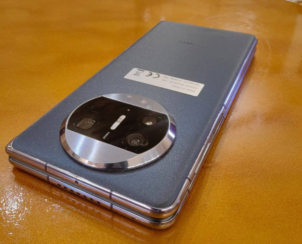 للبيع: هاتف HUAWEI Mate X3 (نسخة 512GB) بمواصفات قوية 
 المواصفات الأساسية:
• نوع الجهاز: هواوي ميت إكس 3 (HUAWEI Mate X3) - الموديل: ALT-L29
• المعالج: Qualcomm Snapdragon 8+ Gen 1 (أداء ممتاز وسريع جداً للألعاب والبرامج الثقيلة).
• الذاكرة العشوائية (RAM): 12 جيجابايت.
• الذاكرة الداخلية (التخزين): 512 جيجابايت.
• الشاشة: شاشة قابلة للطي بدقة عالية جداً (الشاشة الخارجية: 2504 × 1080، الشاشة الداخلية: 2496 × 2224).
• نظام التشغيل: محدث لآخر إصدار EMUI 14.2.0.
 حالة الجهاز:
• الشاشة الداخلية مكسورة فقط الباقي كلة 
الشاشة الخارجية نظيفة ما بيها شي
 نظيف 
 المكان:
• بغداد - ساحة عدن
 للتواصل:
***********

احلى شي بي كامرته 
السعر 300 الف قفل
