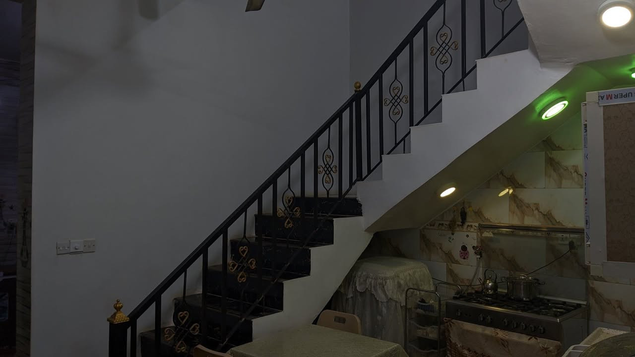 مشتمل للبيع بحي الجامعة
خلف عمارة موسى الكاظم متكون 
من غرفه وهول ومطبخ وصاله 
طابق واحد 
تفاصيل خاص او اتصال على الرقم
***********
***********
