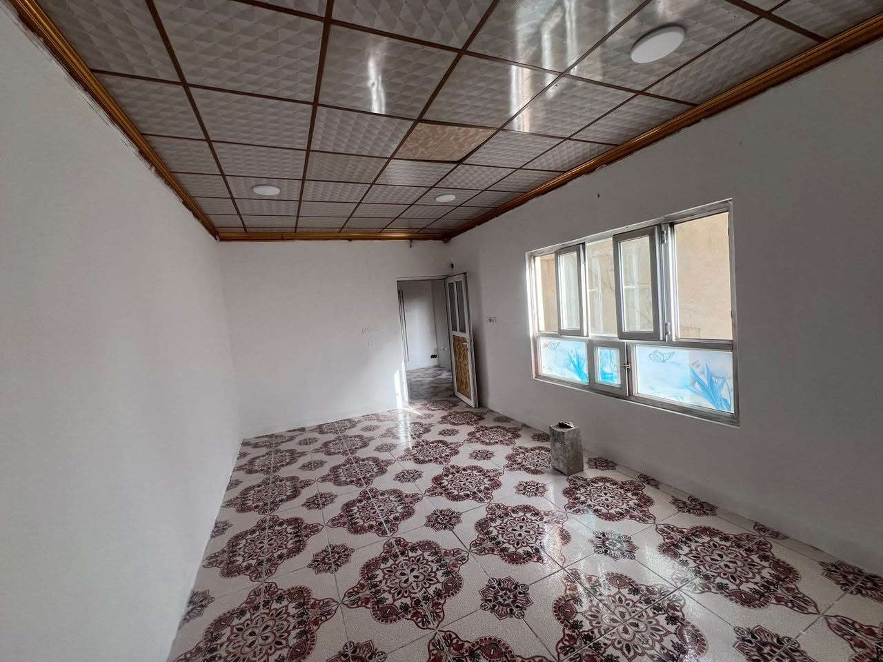 للبيع بيت  بناء جديد بس مو صفر. لكن نظيف جدا جاهز للسكن على مصرف العقار محجوز حاضر تحويل مباشر  الكائن في قادسية الثانية خلف مصور كوداك  مساحته ١٢٥ متر مربع يحتوى على ٤ غرف نوم وصالون واستقبال ومطبخ فول كاشي ٣ حمامات   علما البيت ثلات طوابق وكراج علما هي على شارع ٢٠ متر عرضه الراغبين بالشراء والسكن مراجعه مكتب ايلين  خلف جامع معراج  *********** كركوك, العراق
