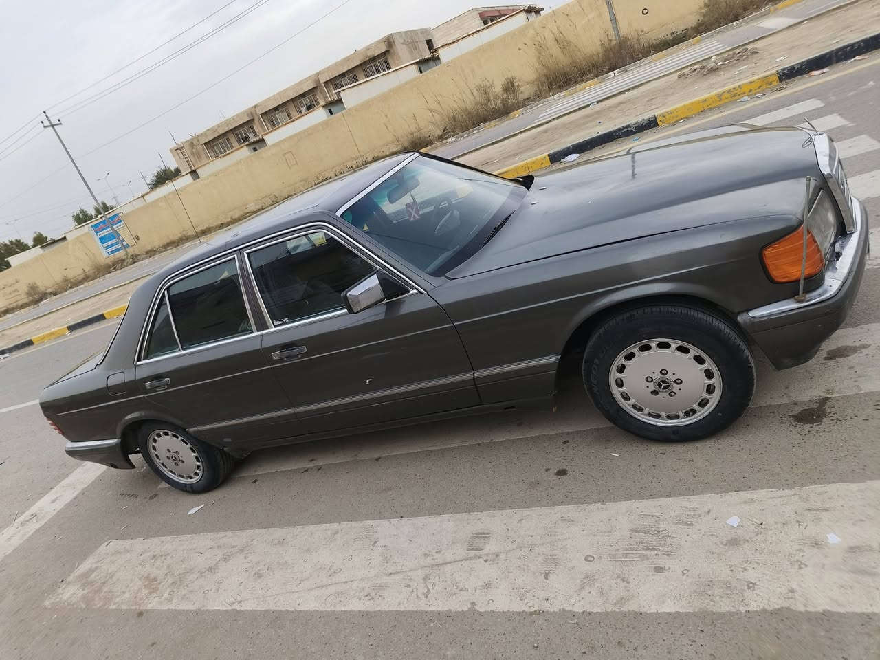 السلام عليكم

مارسدس جامبو 1992
بأسمي رقم انكليزي الجديد وهزة ماساقطة 
مصبوغة اثر جراد بدون عيب شرعي

🛑  محور مكينة وكير بطة جدد شرط وارد يابان 
🛑كهربائيات كلها شغاله تدفئة والتبريد يحتاجله غاز فقط لان اشتغلته وكلت على الصيف اخلي الغاز
🛑منظومة ليد زنون اصلي مع ورقة الضمان 
🛑شادلها افضل منظومة غاز اتيكر الايطالية حكومية، يعني تنسى الصرف تكدر تشغل غاز وبانزين مع كارت المنظومة الحكومي
🛑فتحة السقف ماطورها شغال بس السجة ما مركبه
🛑الحدادية خلفية وامامية حلوات
🛑تخم بلك جديد تخم نوزلات جديد فيت بمب جديد 
🛑تخم تاير تايلندي اصلي من شركة الديار الخضراء مع ورقة الوصل للضمان
🛑سنتر لوك شغال ✓
يعني السيارة على ايدي ما عايف بيها شي 

السعر 55 ورقة وبيها مجال بسيط حك الجيه 

المكان بغداد/ بوب الشام

***********
