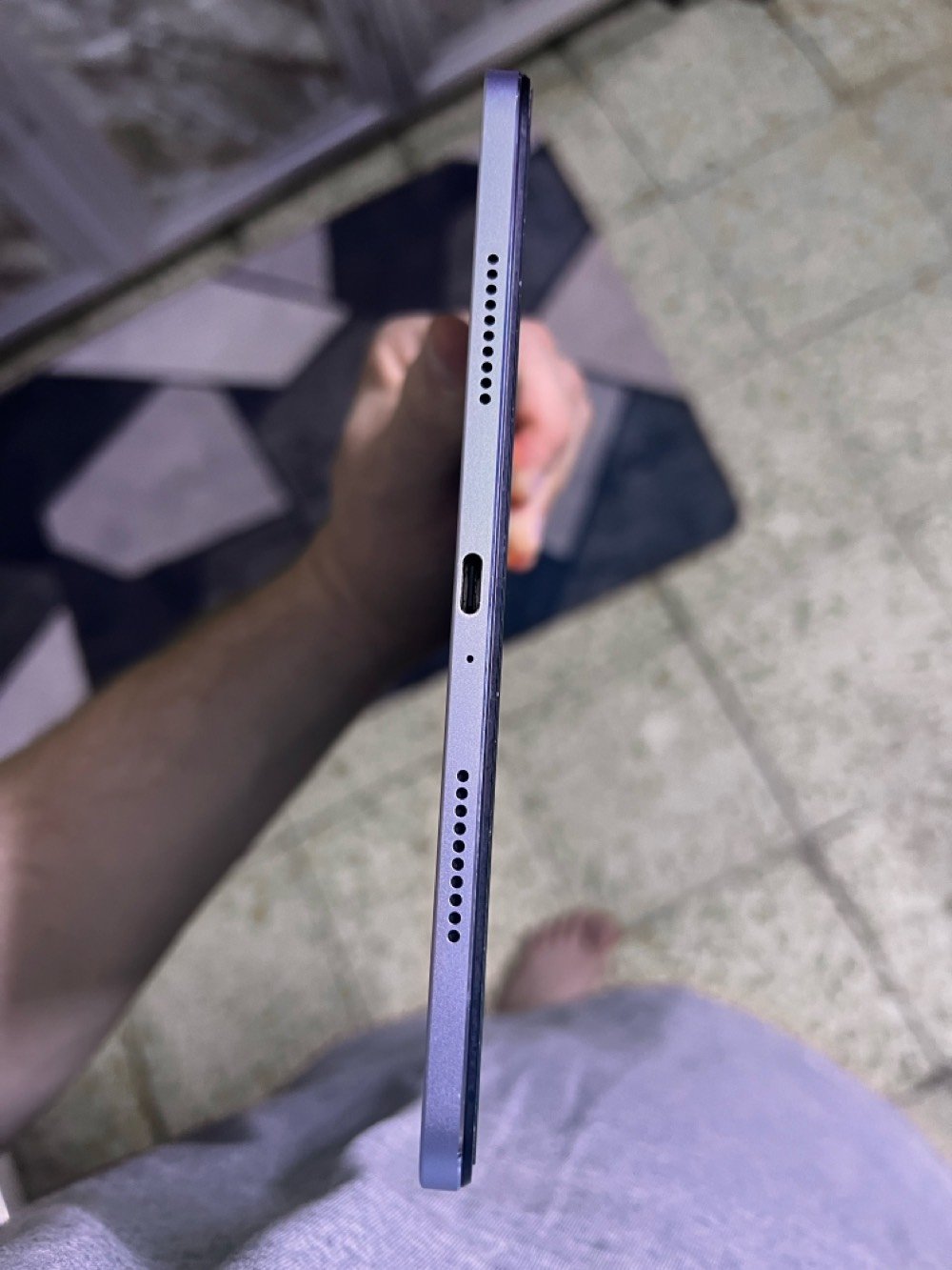 الجهاز نظيف جدا كلش نظيف شاشته بيه نقطة بيضة تبين بالابيض كلشي بي يخبل سعره 225 الف  وبي مجال قليل جدا
الشاشة: شاشة كبيرة بحجم 11 بوصة ودقة عرض 1800x2880 بكسل.
المعالج: معالج قوي من نوع Snapdragon 870 لتجربة سلسة في تعدد المهام والألعاب.
الذاكرة: 8 جيجابايت ذاكرة وصول عشوائي (RAM) و 256 جيجابايت مساحة تخزين.
البطارية: بطارية ضخمة بسعة 8840 مللي أمبير في الساعة.
الشحن: دعم الشحن السريع بقوة 33 واط.
الكاميرات: كاميرا خلفية بدقة 13 ميجابكسل وكاميرا أمامية (سيلفي) بدقة 8 ميجابكسل.
التصميم: تصميم أنيق من المعدن أحادي الجسم وبسماكة 6.51 ملم.
الصوت: مكبرات صوت رباعية مع دعم تقنية Dolby Atmos لتجربة صوتية غامرة. 
رقمي  مكاني بغداد حي الجامعة ***********