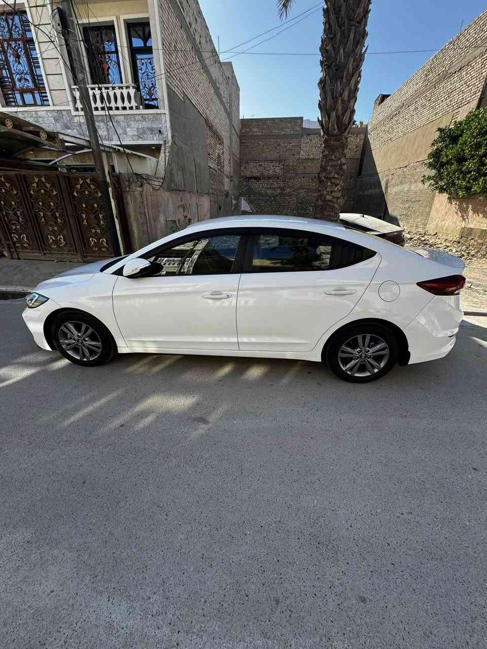 السلام عليكم 
النترا موديل 2018 خليجي محرك 2000 دوش سوبر ماشية 75 الف سيارة نظيفة وخيرا من الله تبريد ثلج سيارة علة ايدي كاملة مكملة نفاذ سنويه لغايه ٢٠٢٩ سعر 163 $ وبيها مجال بسيط مكان سيارة بغداد /المنصور هاتف ***********وتساب هم موجود
