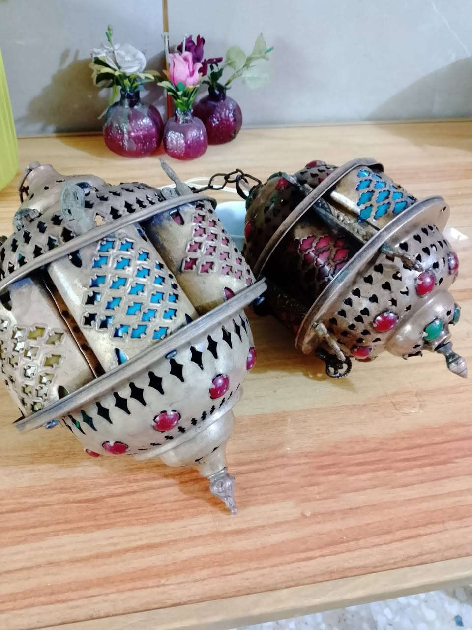 انتيكات تحفة قديمة زوج ثريات سقفية نحاس بريق ارتفاع 60 مكان بغداد استفسار خاص او  ***********
