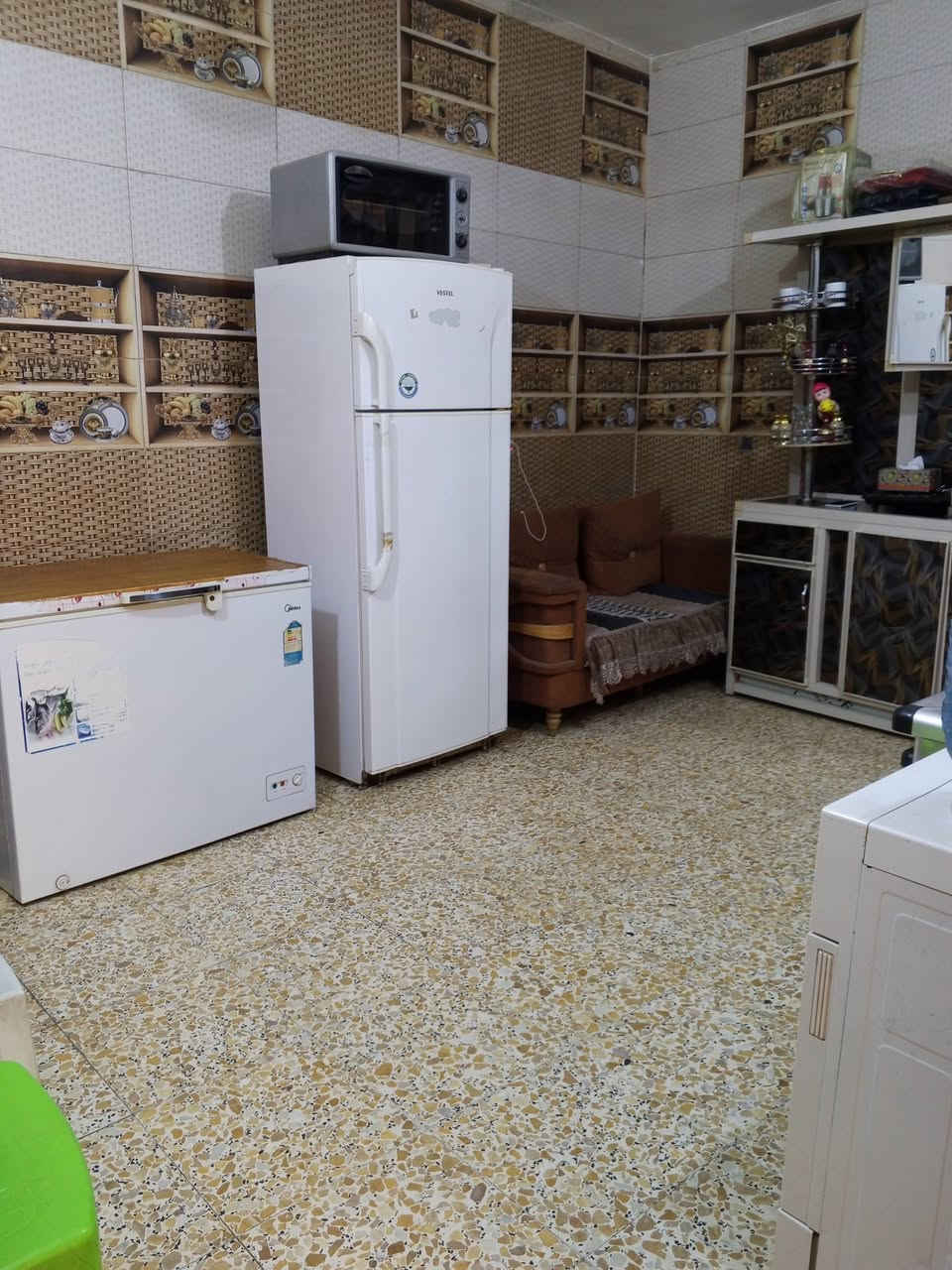 السلام عليكم دار للبيع المساحه 64دار زراعي سند 25 يحتوي عل غرفتين وهول ومطبخ وخدمات العنوان الامين الثانيه  السدة البستان السعر 40 الاتصال عل الرقم ***********
