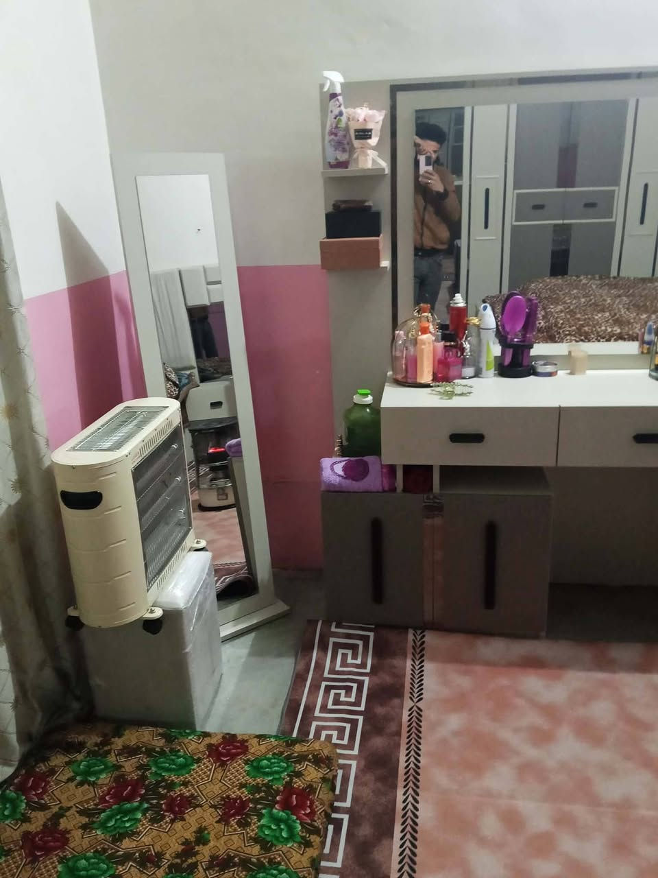 غرف للبيع العنوان كياره للاستفسار الاتصال على الرقم التالي ***********
