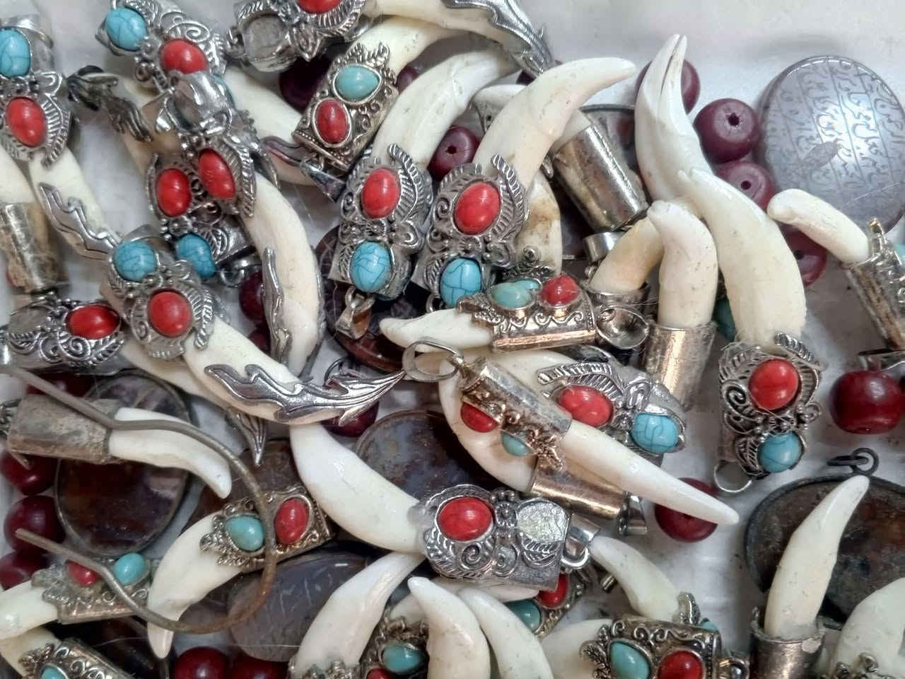 ناب الذيب سعر الناب ٣٠٠٠ الاف جمله فقط لصحاب البيجات لناس على باب الله الفحص أمام المندوب يوجد توصيل لجميع المحافظات رقم الحجز الواتساب ***********
