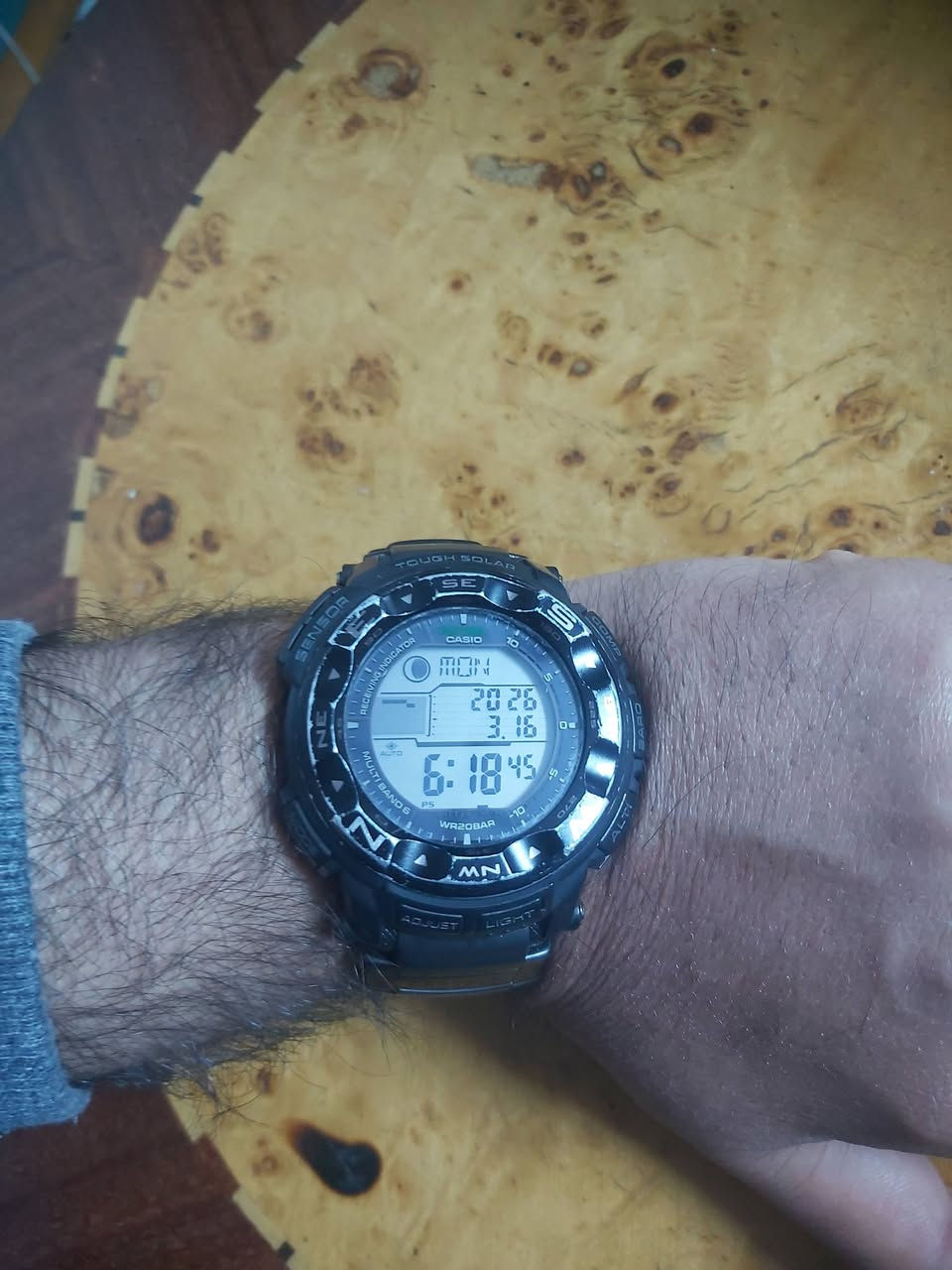 السلام عليكم
ساعة كاسيو بروترك PRW-2500-1JFنضافتها تامه 
السعر 135 الف
يوجد توصيل 
لومات الأساسية
قطر الساعه 50
مقاومة الماء
مقاومة الماء حتى عمق 100 متر
المقاومة البيئية
مقاومة درجات الحرارة المنخفضة (-10 درجات مئوية/ 14 درجة فهرنهايت)
ميزة المستشعر
نطاق قياس
مقياس الارتفاع: من -700 إلى 10000 م (من -2300 قدم إلى 32800 قدم)
وحدة القياس: 1 م (5 أقدام)
قياسات الذاكرة اليدوية (تصل حتى 30 سجلاً، يتضمن كل منها الارتفاع والتاريخ والوقت)
بيانات السجل التلقائي (الارتفاعات العالية/المنخفضة، الصعود والهبوط التراكمي التلقائي)
بيانات سجل الرحلة (يصل حتى 14 سجلاً للارتفاعات العالية/المنخفضة، الهبوط والصعود التراكمي التلقائي لرحلات معينة)
الميزات الأخرى: بيانات الارتفاع النسبية (من -3000 إلى 3000 م)، الفاصل الزمني للقياسات القابل للتحديد: 5 ثوانٍ أو دقيقتان
*ثانية واحدة لأول 3 دقائق فقط
*التحويل بين المتر والقدم
مقياس الضغط الجوي
نطاق العرض: من 260 إلى 1100 هكتوباسكال (من 7,65 إلى 32,45 بوصة زئبقية)
وحدة العرض: 1 هكتوباسكال (0,05 بوصة زئبقية)
الرسم البياني لميل الضغط الجوي (قراءات آخر 42 ساعة)
الرسم البياني لفارق الضغط الجوي
تنبيه معلومات ميل الضغط الجوي (تشير الصافرة والسهم إلى تغييرات مهمة في الضغط)
*التحويل بين الهكتوباسكال والبوصة الزئبقية
بوصلة رقمية
لقياس الاتجاه وعرضه كنقطة واحدة من أصل 16 نقطة
نطاق القياس: من 0 إلى 359 درجة
وحدة القياس: درجة واحدة
قياس متواصل لمدة 60 ثانية
مؤشر الاتجاه البياني
معايرة ثنائية الاتجاهات
تصحيح الميل المغناطيسي
ذاكرة تحديد الموقع
مقياس الحرارة
نطاق العرض: من -10 إلى 60 درجة مئوية (من 14 إلى 140 درجة فهرنهايت)
وحدة العرض: 0,1 درجة مئوية (0,2 درجة فهرنهايت)
*التحويل بين درجة الحرارة المئوية ودرجة الحرارة بالفهرنهايت


**إذا كنت صاحب هذا الإعلان وتريد حذفه لأي سبب، رجاءا أرسل رسالة إلى الدعم الفني**