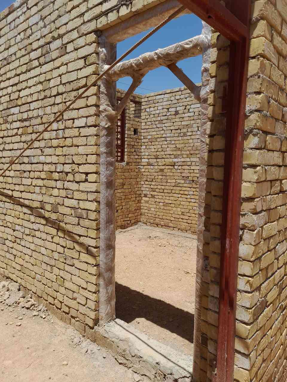 السلام عليكم،، بيت هيكل طابوڰ رباط كونكربت،، غرفتين وصاله ومطبخ واستقبال، وصحيات، داخليه وخارجيه. 
قرب مدرسة نور الدين،، قريب عالطابو،، مسافة 50 متر ع مولد عويض. 
مساحته200م.
للاستفسار عالرقم***********.
و الخاص مفتوح.
