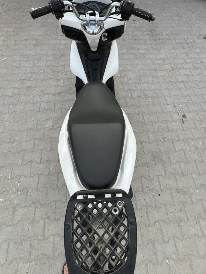 سلام عليكم  Pcx جيل اول   حساس زدحام حساس ستان كله شغال  دراجه خير من الله
السعر مليون : 200
البلديات   ***********
